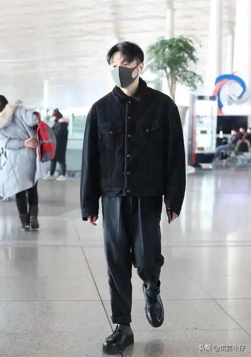 李荣浩牛仔夹克走机场,中分发型好像反派,黑色系造型太酷炫