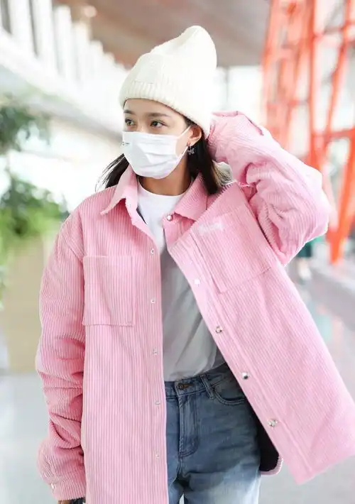 少女范穿搭就学沈梦辰,粉色外套配白色线帽,清新甜美宛若18岁