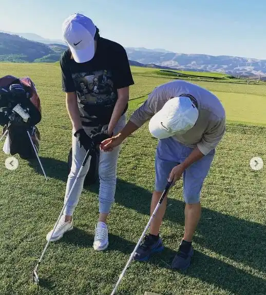 徐静蕾晒黄立行打高尔夫视频,46岁型男身材壮硕,连背影都帅气