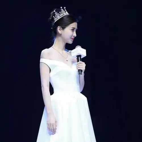 女明星戴王冠赵丽颖像仙女,迪丽热巴冷艳,baby也太像女王了吧