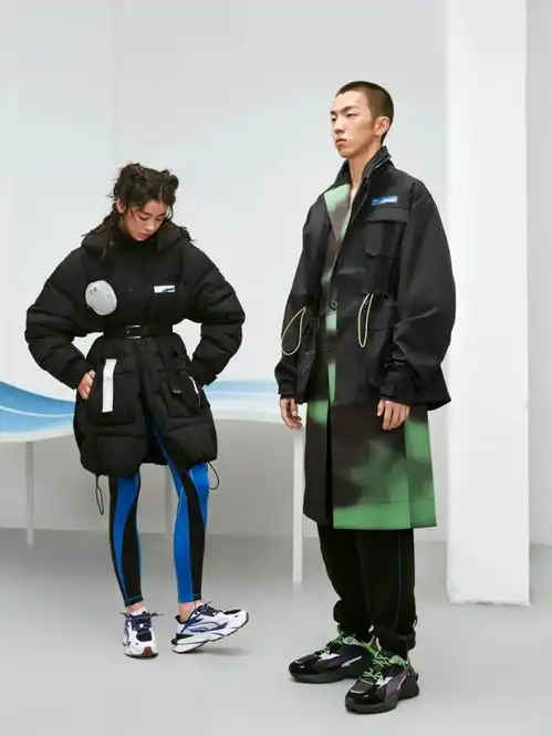 pumaroaringwild克莱因蓝下,乒乓球的运行轨迹