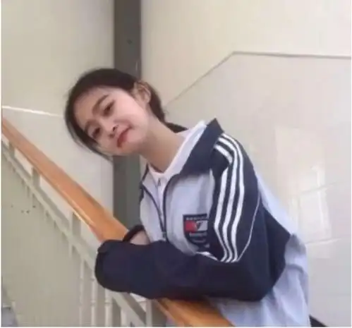 初中女生自认为很仙的行为,老师眼中却很幼稚,同学也反感