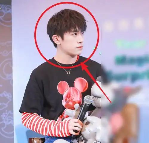 易烊千玺现身迪士尼乐园,生图颜值引发热议,腿长比例让人惊艳了