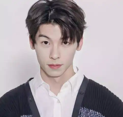 许光汉的气质干净又澄澈,30岁也似少年穿衣搭配也很有校园感