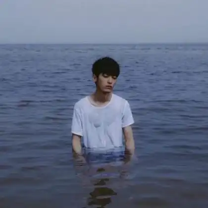 情绪低落孤单伤感颓废男生头像,我也不想堕落就是无法开心