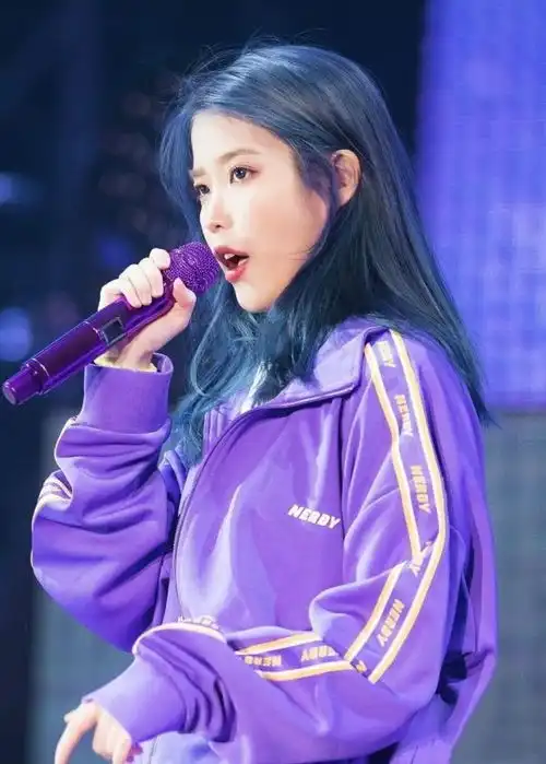 气质紫色穿搭太美了,李知恩这几身穿搭甜美温柔,有元气少女感