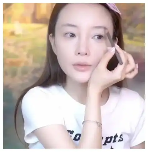 有复合倾向李小璐梳脏辫穿一家三口t恤晒照,漫画出自甜馨之手