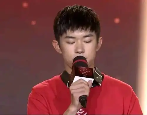 易烊千玺发腮了近照下巴宽比例差少年感全无