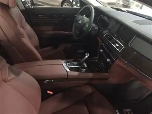 90后妙龄女子用一字马关宝马7系后备箱网友看后称大长腿