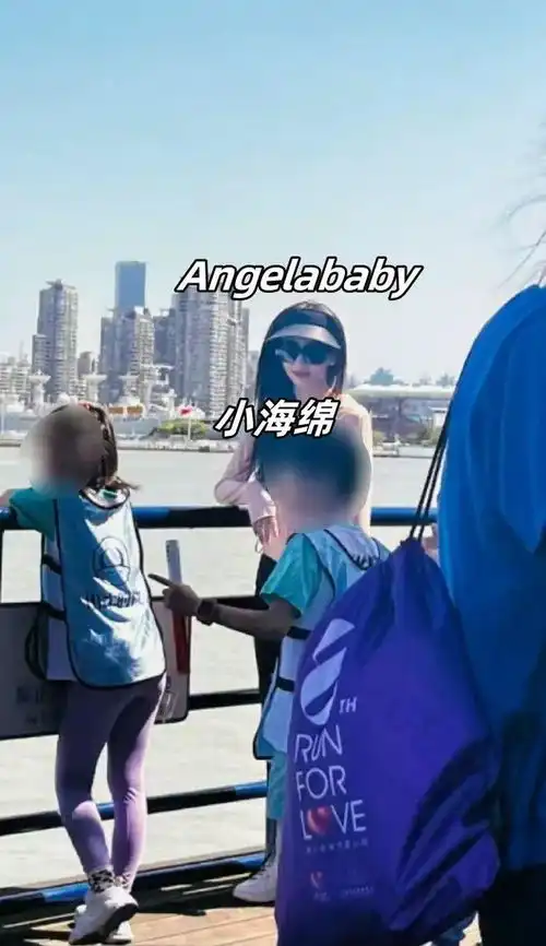 angelababy带儿子做公益,紧盯小海绵好有爱,打扮时髦却不合群