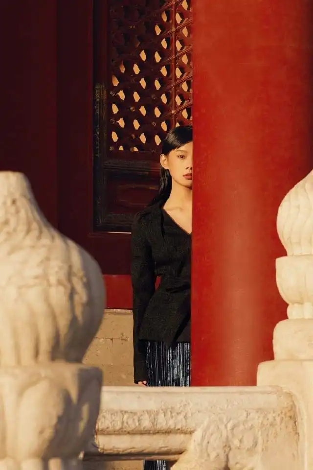 鲁照华养眼的并非只有清纯系,冷艳写真秒变御姐也抢镜