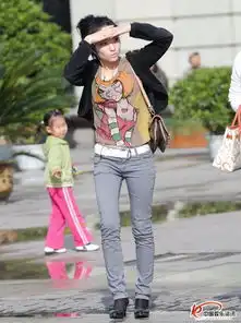 街拍卡通t恤灰色长裤美女