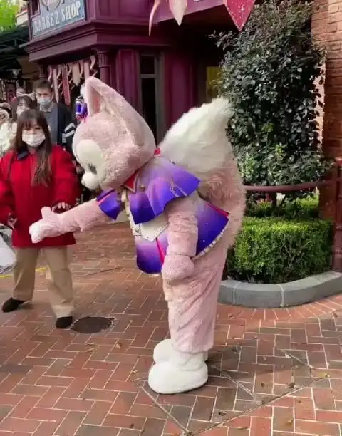 迪士尼玲娜贝儿的爆火打造了全新ip,却因负面新闻冲上热搜