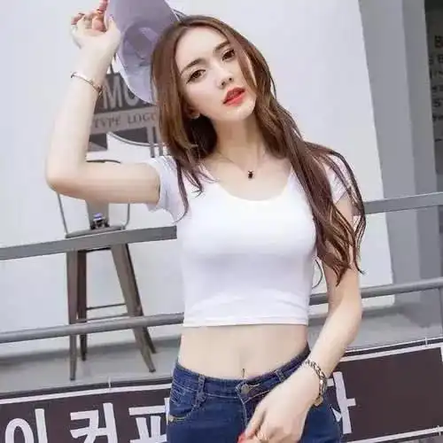 街拍美女一袭长裙,展示高挑性感好身材,散发出青春活力气息