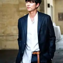 孔刘帅气出席louisvuitton2018春夏巴黎男装秀场,率性造型演绎温暖的熟男魅力