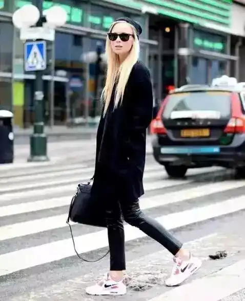 大衣只能配高跟鞋这样穿才是最时尚