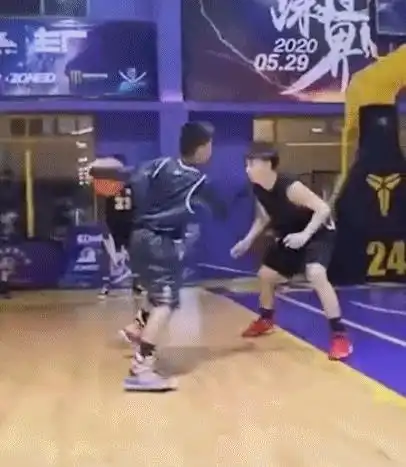 独臂篮球少年张家城为cba比赛开球,库里点名送他球鞋