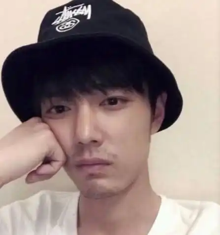 男明星留胡子堪比整容,王宝强帅到没边,肖战像换了一张脸