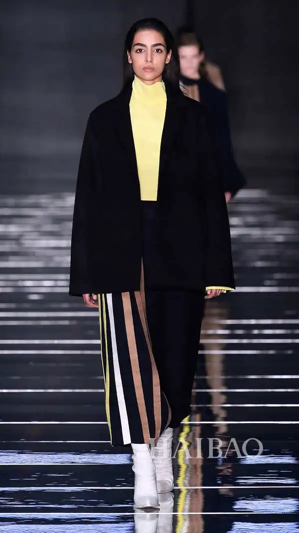 精准剪裁与休闲态度无缝融合boss2019秋冬男女装高级成衣系列时装秀,海报带你亲临2019春夏纽约时装周