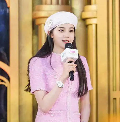 欧阳娜娜伪素颜妆清新自然,宛如天生好皮肤,减龄效果超棒