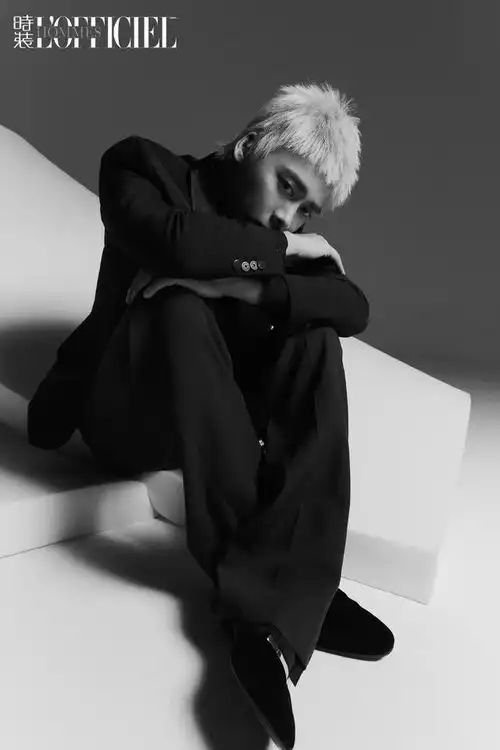 200520李易峰时装男士6月封面公开以全新姿态展现时尚魅力