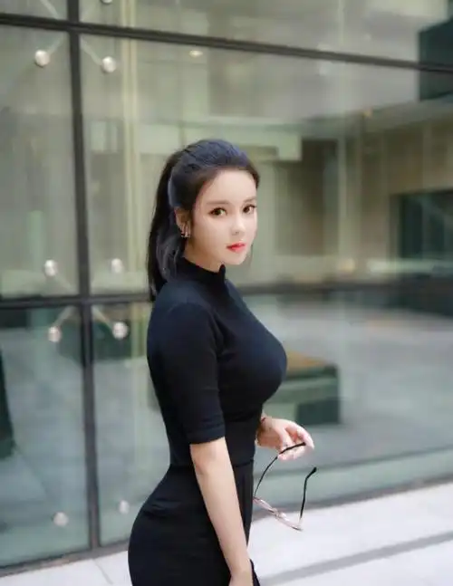 时尚精致的女人穿搭黑色系紧身连体裙,穿出自信穿出性感