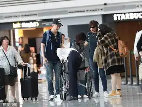 组图徐静蕾黄立行甜蜜同框贴肩热聊穿情侣装默契足