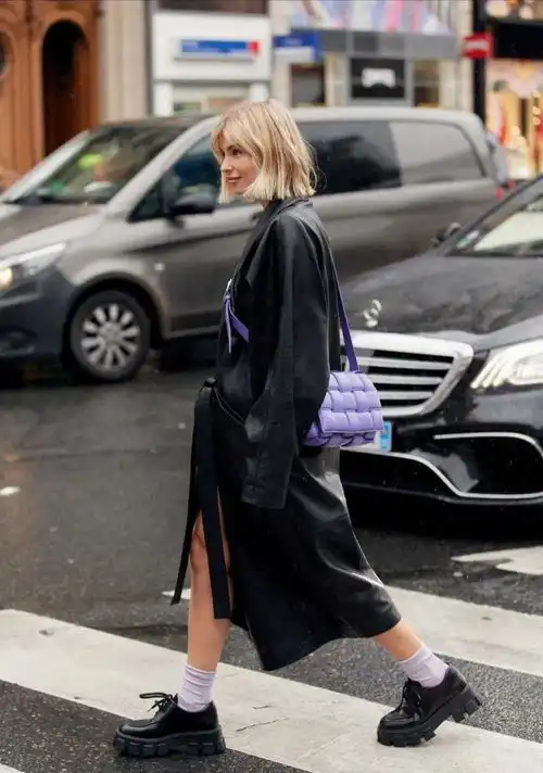 金星跟传统的中年女性不一样,穿黑色开衫配阔腿裤,高级感很足