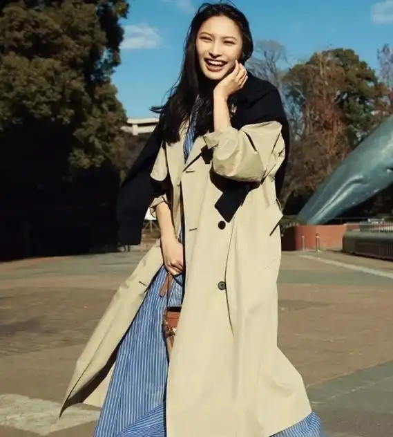 真正有品位的女人,春天穿风衣,都不会配这3种内搭,邋遢掉档次