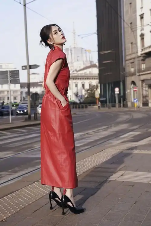 钟欣潼瘦下来更美了,穿黑色连衣裙贵气优雅,完全看不出42岁