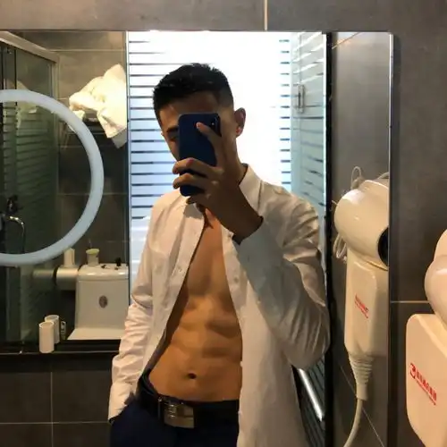 人人都有一件白衬衣,试问谁能抵抗这9位男生的诱惑