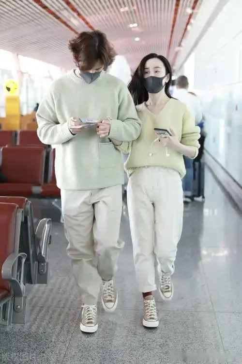 街拍张檬金恩圣的浅绿色系情侣装搭配真的太养眼了