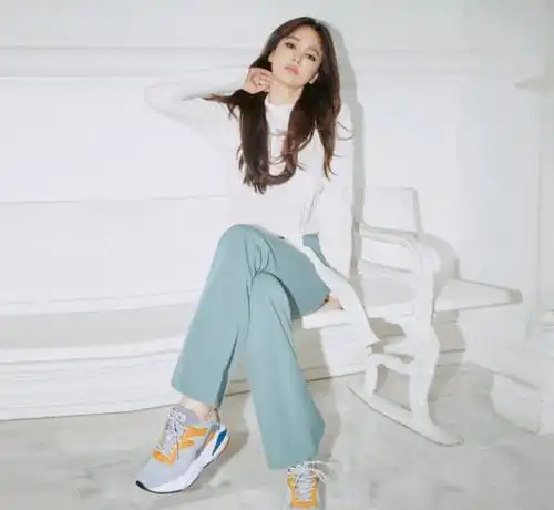 宋慧乔的穿搭风格确实变了,简约白t配喇叭裤,烟熏妆是亮点