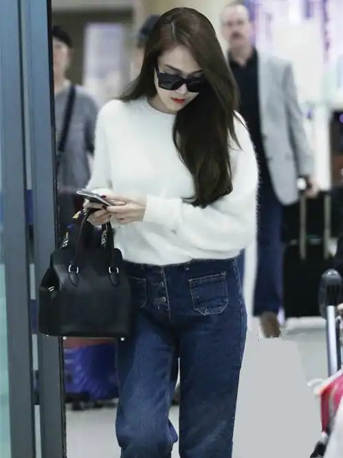 软萌干净的白色毛衣,你这样穿想不美都很难,一尘不染的色调很仙