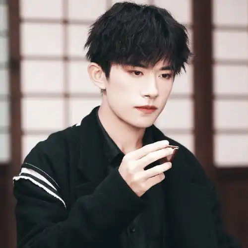 男生头像易烊千玺