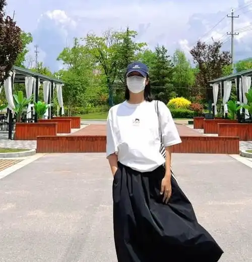 今夏小黑裙流行这样穿,太高级了