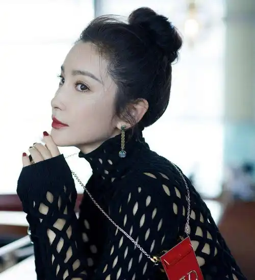 李冰冰身材好很任性,穿渔网衫个性时尚,曲线曼妙不输小姑娘