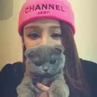 抱着猫的女生头像黑白