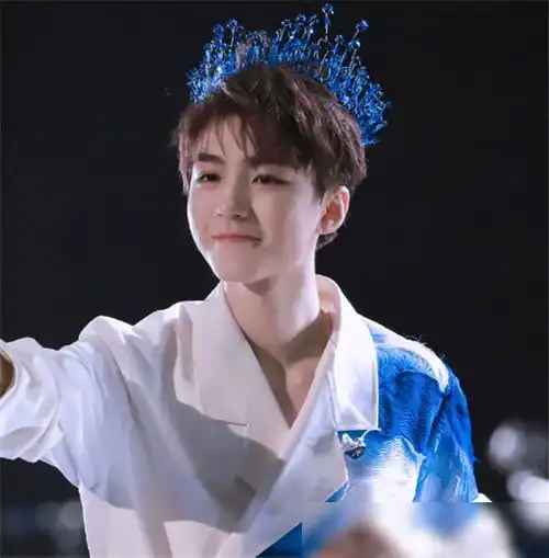 男星戴上皇冠后,王俊凯可爱,蔡徐坤唯美,看到吴磊画风咋变了