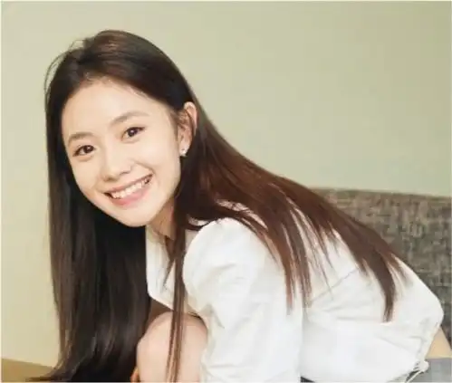 刘浩存微博火上热搜,当发朋友圈般分享日常,素颜照甜进心里