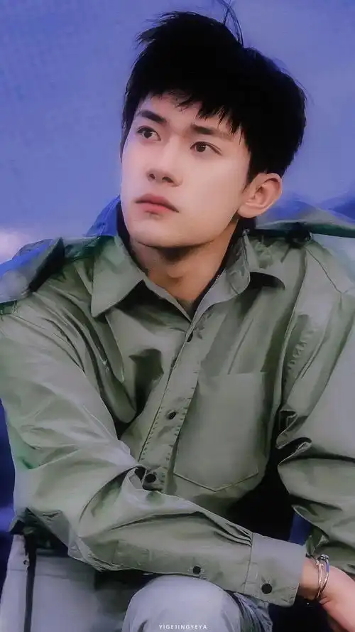 易烊千玺壁纸走一波,荡秋千的少年意境感十足