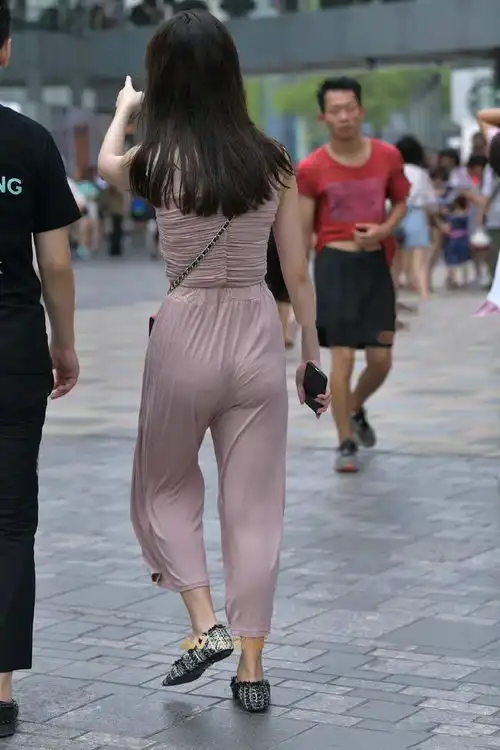 小姐姐身穿粉色吊带搭配粉色阔腿裤少女心满满,高级感十足