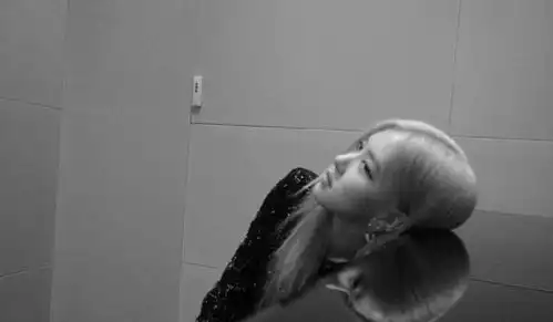 朴彩英晒黑白系忧郁照,眼神中充满孤独和忧伤,太绝了