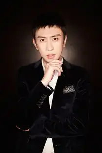 蒋易帅气亮相时尚活动帅气男神霸气十足