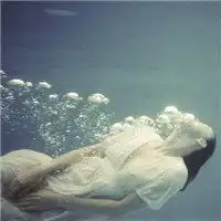 在海里的女人头像微信头像图片大全