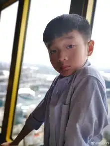 杨威晒儿子搞怪照片杨阳洋下巴上痘痘抢镜