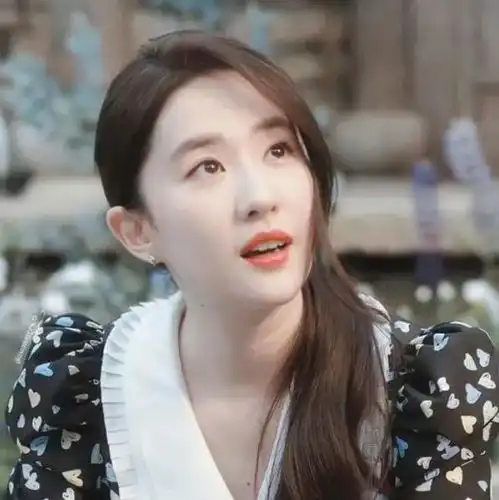 36岁的刘亦菲,穿金色长裙仙气飘飘,到底是谁说她胖