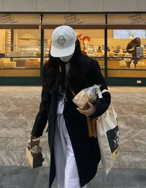 ins时尚博主jjjiisu黑白韩系风格随意舒适的春日穿搭范本