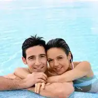 刚从泳池出来情侣头像蓝色系泳池情侣头像一对两张