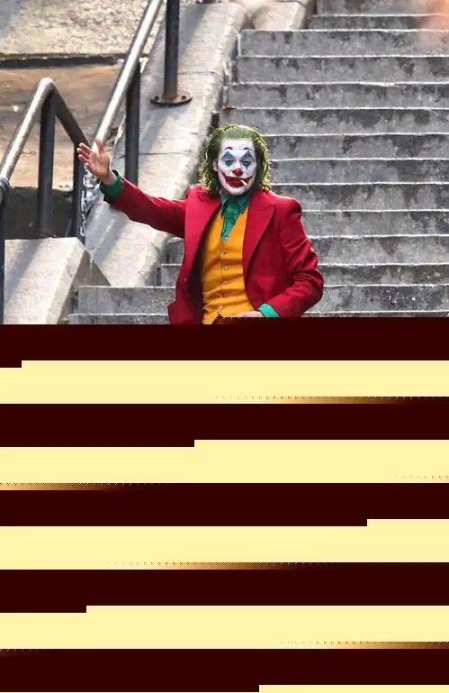 组图杰昆菲尼克斯小丑装扮迎接杀青叉腰抽烟满脸高傲